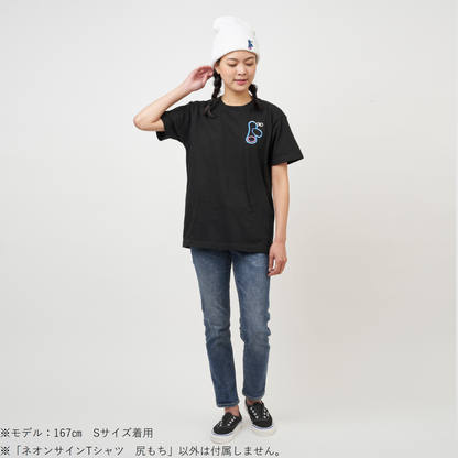 ネオンサインTシャツ　尻もち